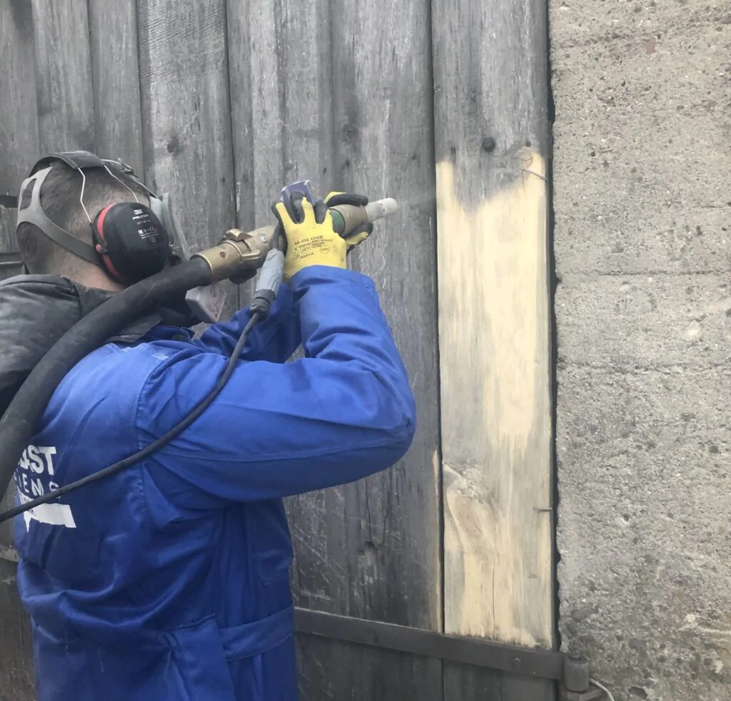 Pracownik używa maszyny do sodowania